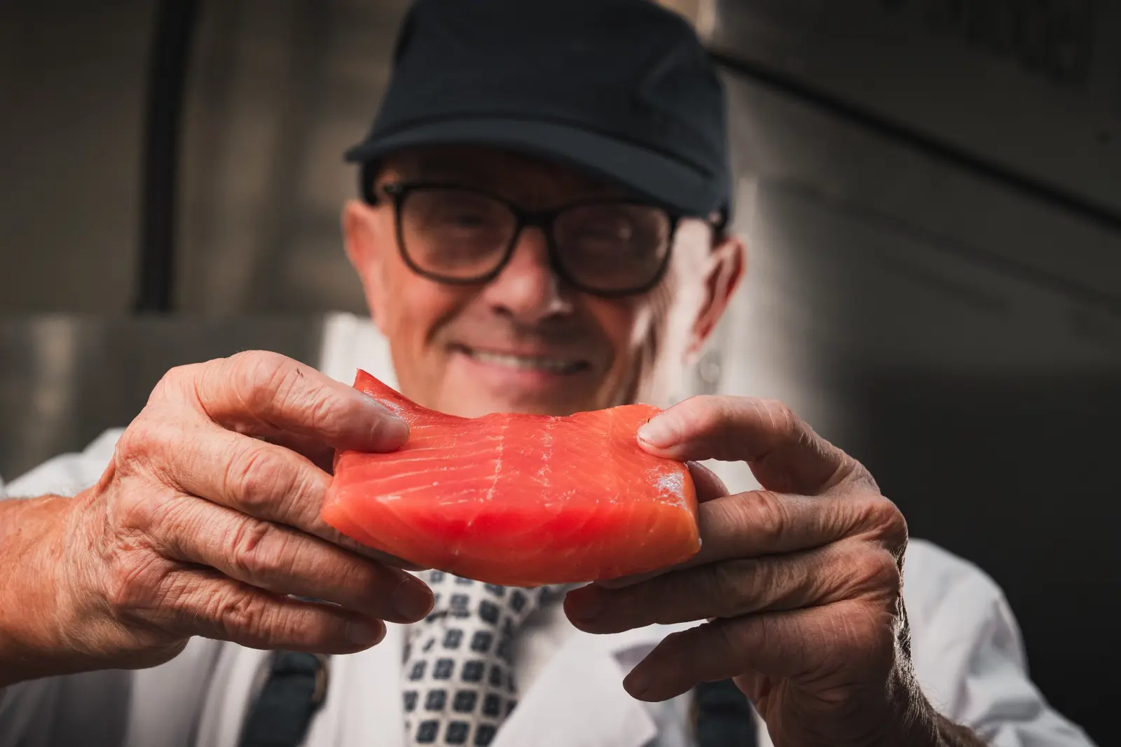 Giuliano osserva da vicino la qualità del salmone