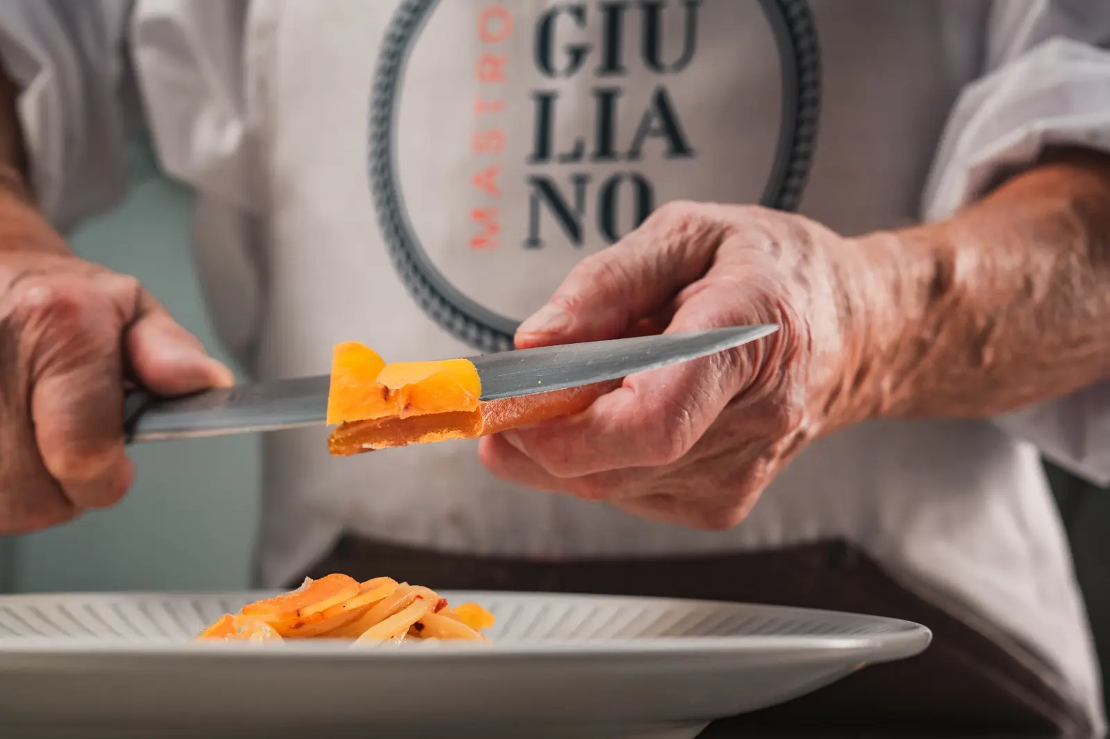 Giuliano rifinisce il prodotto a mano