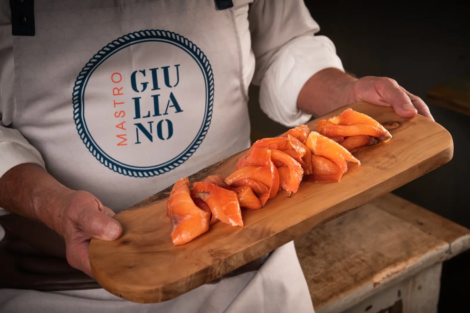 Salmone Mastro Giuliano servito sul tagliere